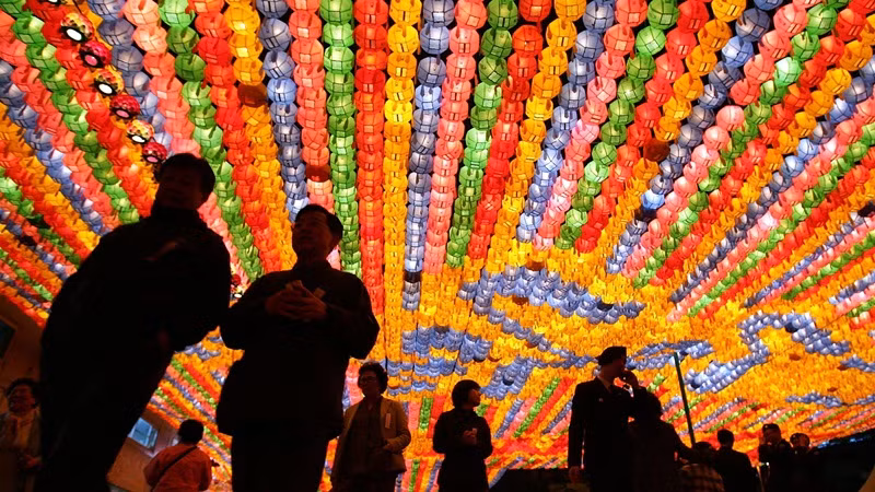 Kể từ Đại hội Phật giáo thế giới lần thứ nhất tổ chức ở Colombo, Tích Lan từ 25/5 - 8/6/1950, các phái đoàn đến từ 26 quốc gia thống nhất ngày Phật đản quốc tế là ngày Rằm tháng Tư âm lịch. Từ đó, các nước có theo truyền thống Phật giáo Bắc truyền đã kỷ niệm ngày Phật đản vào ngày 15/4 âm lịch hàng năm (thường trùng với tháng 5 dương lịch).