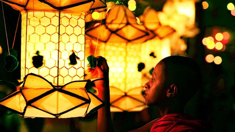 Trong khi đó, theo lịch Ấn Độ cổ, ngày trăng tròn tháng Vesak là ngày sinh của Đức Phật cũng là ngày Đức Phật thành đạo đồng thời là ngày Đức Phật nhập niết bàn. Sự hy hữu này được các nước theo Phật giáo Nam truyền tổ chức 3 lễ trong 1 ngày nên gọi là Đại lễ Tam hợp (ba trong một) hay Đại lễ Vesak (chỉ tháng).