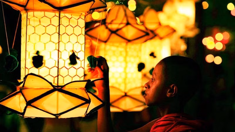 Trong khi đó, theo lịch Ấn Độ cổ, ngày trăng tròn tháng Vesak là ngày sinh của Đức Phật cũng là ngày Đức Phật thành đạo đồng thời là ngày Đức Phật nhập niết bàn. Sự hy hữu này được các nước theo Phật giáo Nam truyền tổ chức 3 lễ trong 1 ngày nên gọi là Đại lễ Tam hợp (ba trong một) hay Đại lễ Vesak (chỉ tháng).