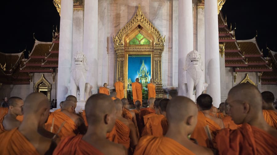 Các quốc gia theo truyền thống Phật giáo Nam truyền tổ chức Đại lễ Phật đản vào ngày trăng tròn tháng Vesak, thường vào ngày trăng tròn trong tháng 5 dương lịch. Cá biệt có những năm có 2 ngày trăng tròn trong tháng 5 dương lịch như gần đây vào năm 2007. Theo đó, có nơi tổ chức Đại lễ Vesak vào ngày trăng tròn đầu tiên, tức ngày 1/5. Một số nơi khác lại kỷ niệm vào ngày trăng tròn lần 2, tức ngày 31/5.