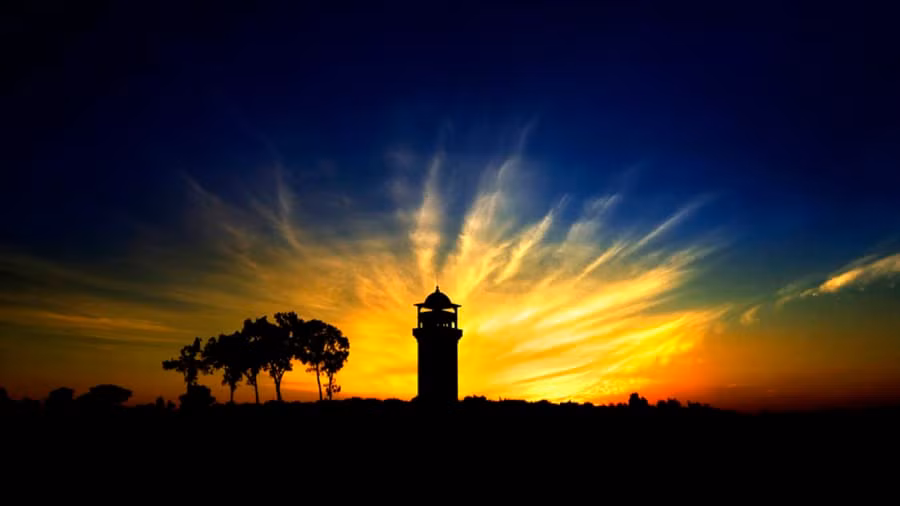 Lũ lụt nặng nề trong khu vực cũng đóng vai trò trong ý tưởng xây dựng các tòa tháp và ba loại tháp canh đã xuất hiện trong nhiều thế kỷ: Tháp canh phòng thủ, tháp canh bảo vệ dân cư khỏi lũ lụt và tháp canh báo động.