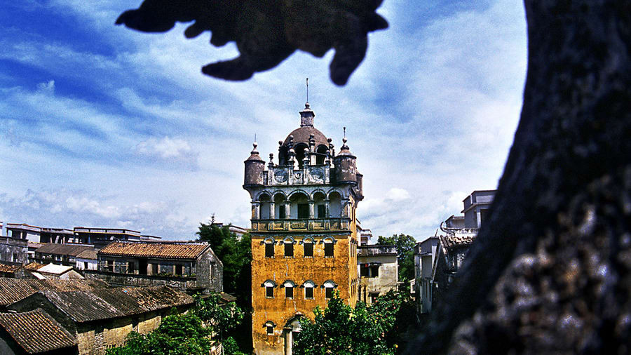 Ngoài phong cảnh thiên nhiên hữu tình thì Khai Bình có nhiều tòa tháp khá cao, được coi là bộ sưu tập quan trong nhất của Trung Quốc cổ đại bởi tính chất lịch sử. Mong muốn chính thức của chính quyền địa phương nhằm quảng bá Khai Bình là điều dễ hiểu. Thành phố sẽ mang đến cho du khách những trải nghiệm du lịch hiếm có, rất yên tĩnh và thật nhiều bài học về kiến trúc Trung Quốc.