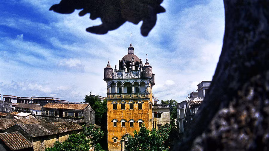 Ngoài phong cảnh thiên nhiên hữu tình thì Khai Bình có nhiều tòa tháp khá cao, được coi là bộ sưu tập quan trong nhất của Trung Quốc cổ đại bởi tính chất lịch sử. Mong muốn chính thức của chính quyền địa phương nhằm quảng bá Khai Bình là điều dễ hiểu. Thành phố sẽ mang đến cho du khách những trải nghiệm du lịch hiếm có, rất yên tĩnh và thật nhiều bài học về kiến trúc Trung Quốc.