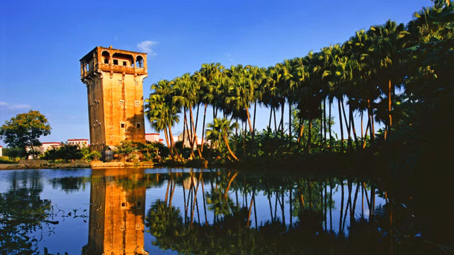 "Hầu hết các tháp canh được thiết kế với các cấu trúc gia cố, tường dày và cửa sổ nhỏ", Liwen Huang, giám đốc tiếp thị của Trung tâm phát triển tài nguyên du lịch Khai Bình giải thích.