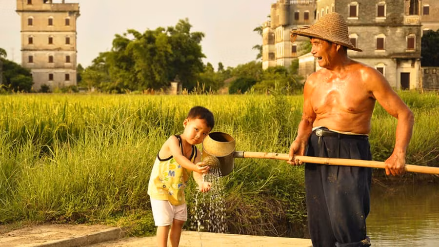 Các tháp canh đa tầng được xây dựng vào đầu triều đại nhà Minh (1368-1644) như một phản ứng phòng thủ trước các cuộc tấn công không ngừng của kẻ cướp.