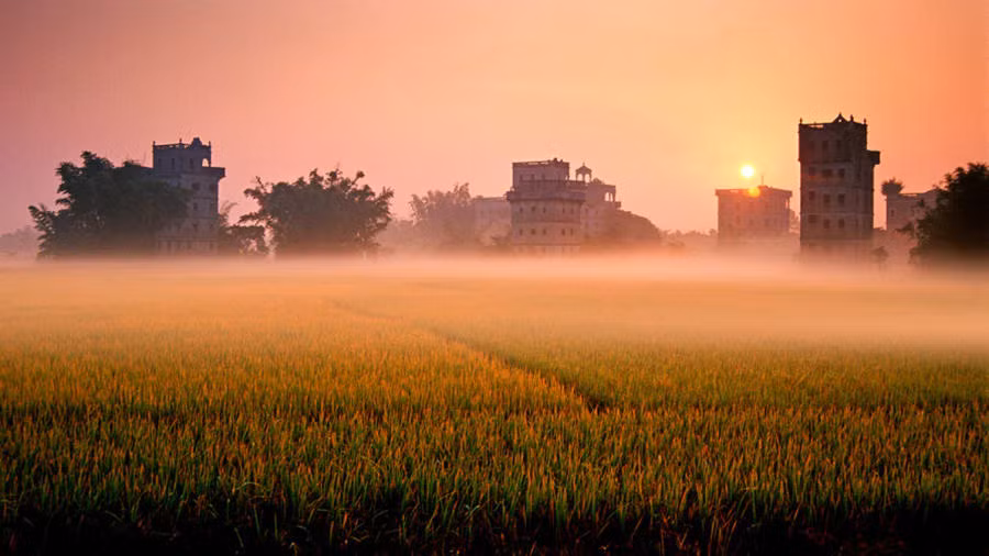 Khu dân cư tháp canh mới trở thành một nơi để chủ sở hữu thể hiện sự giàu có của mình thông qua các thiết kế tổng hợp. Cùng với ý nghĩa lịch sử của các tháp canh cổ đại, sự hợp nhất độc đáo của kiến trúc Trung Quốc và phương Tây là một yếu tố chính trong quyết định vào năm 2007 của UNESCO nhằm trao tặng danh hiệu Di sản Thế giới cho khu vực này.