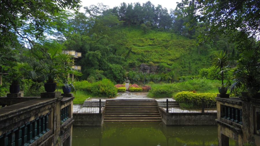 Năm 1936, doanh nhân giàu có Weili Xie đã xây dựng Li Garden, khu phức hợp tháp canh mang tính biểu tượng nhất của Khai Bình.