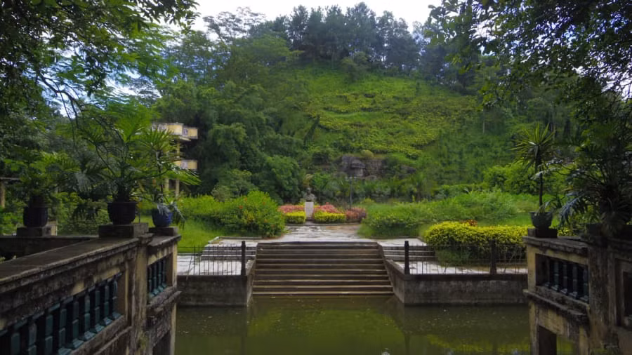 Năm 1936, doanh nhân giàu có Weili Xie đã xây dựng Li Garden, khu phức hợp tháp canh mang tính biểu tượng nhất của Khai Bình.