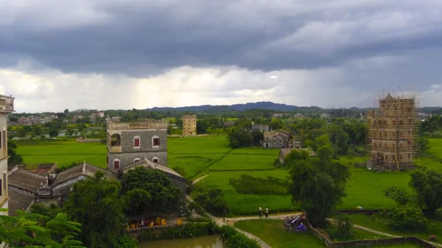 Đầu thế kỷ 20, nhiều cư dân Khai Bình di cư ra nước ngoài. Một số người trở về quê hương với sự giàu có, họ đã xây dựng thêm các tháp canh mới với những xu hướng và ý tưởng phương Tây được tích hợp vào kiến trúc.