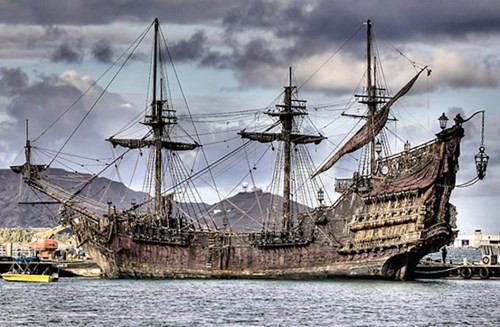 Theo một số tài liệu, vào thời kỳ hoàng kim, Râu Đen có khoảng 300 tên cướp biển đi theo. Queen Anne's Revenge là một trong số những con thuyền được nhóm cướp biển của Râu Đen sử dụng.