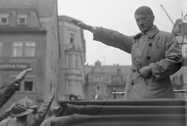 Nhà độc tài Hitler từng gọi Dietrich Eckart là người cố vấn. Thậm chí, trong cuốn hồi ký "Mein Kampf", Hitler cũng nói về Eckart.
