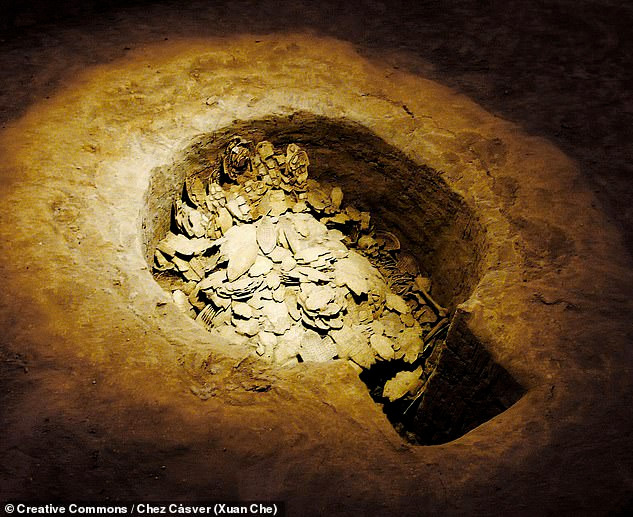 Những con chó trên bị giết chết khi một người thuộc giới thượng lưu qua đời. Chúng được chôn cất trong cùng khu mộ với người chết hay những hố chôn cất riêng.