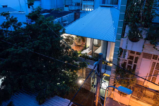 Từ tầng 2 có thể quan sát khu vực khá rộng lớn xung quanh cùng hàng cây xanh mát