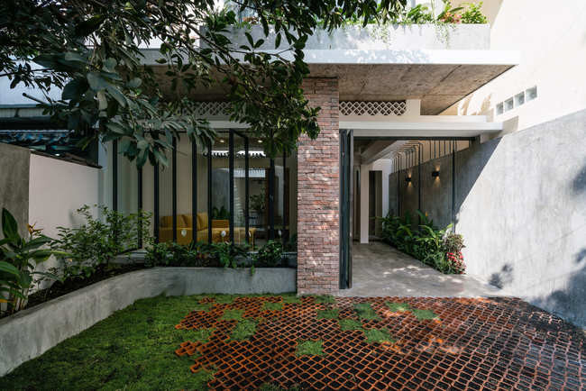 Lối vào xanh mát dẫn tới phòng khách