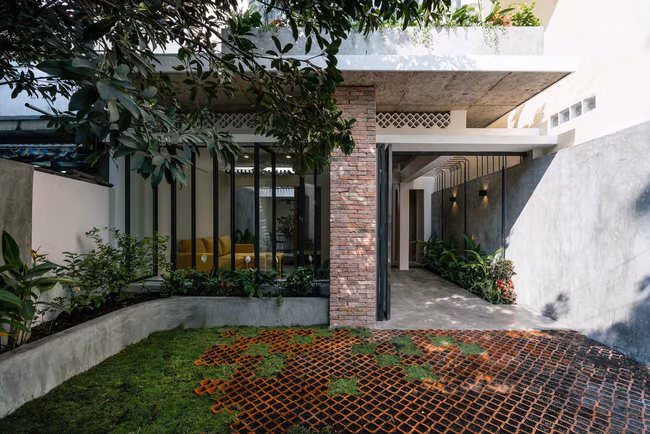 Lối vào xanh mát dẫn tới phòng khách