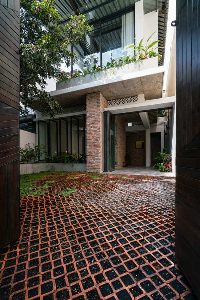 Trước nhà là một khoảng sân rộng và cổ kính