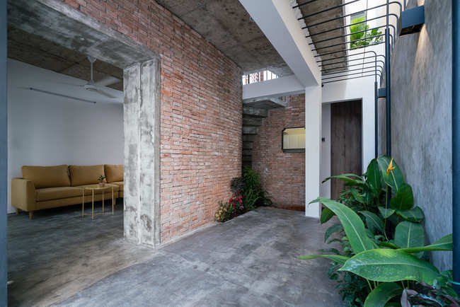 Không gian phòng khách giản dị, giúp tránh cái nóng miền Nam Việt Nam