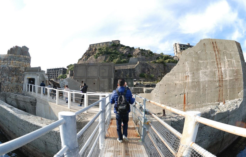 Sau nhiều năm bỏ hoang không có mộ bóng người, các tòa nhà ở trên đảo Hashima xuống cấp, đổ nát và toát lên không khí u ám đến rợn người.