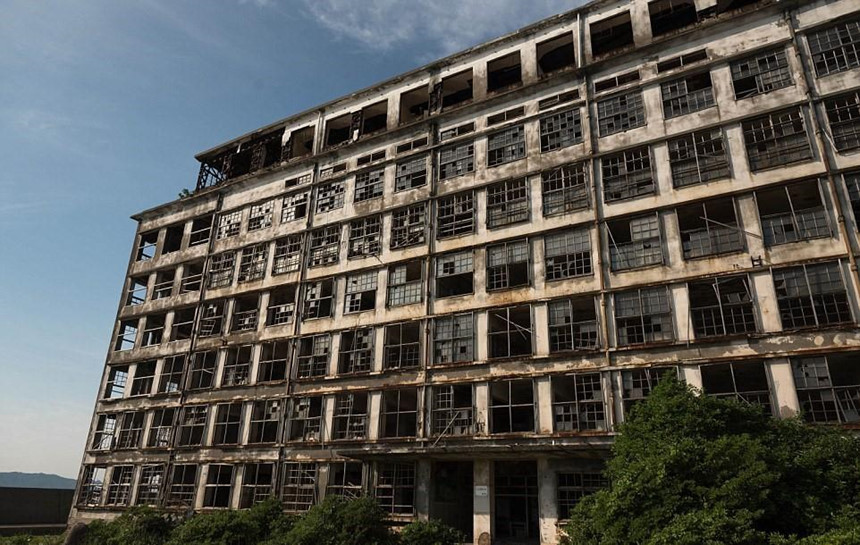 Tuy nhiên, khi ngành công nghiệp khai thác than trên đảo không còn phát triển, người dân dần chuyển đi. Đến năm 1974, đảo Hashima chính thức đóng cửa.