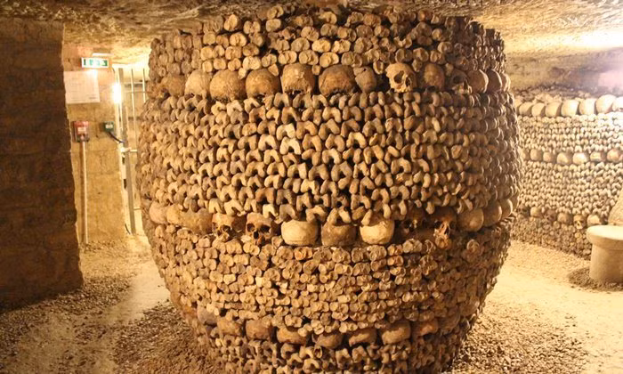 Không phải ai cũng dám đặt chân vào hầm mộ Paris. Nguyên nhân là vì nơi đây có hơn 6 triệu bộ hài cốt được sắp xếp thành những bức tường xương người hết sức rùng rợn.