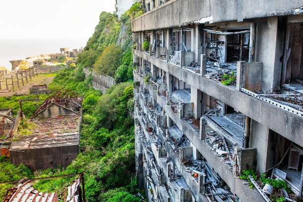 Đảo Hashima ở Nhật Bản là một trong những địa điểm rùng rợn khiến nhiều người đặt chân đến không khỏi sợ hãi. Nguyên do là vì hòn đảo này lưu giữ quá khứ buồn.