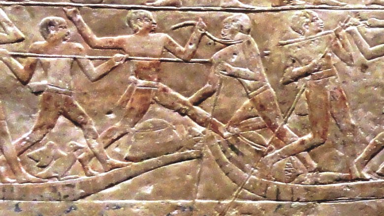 Theo một số tài liệu lịch sử, trong trò chơi nguy hiểm trên, hai nhóm người chẽ chèo thuyền ra giữa sông và giao chiến.