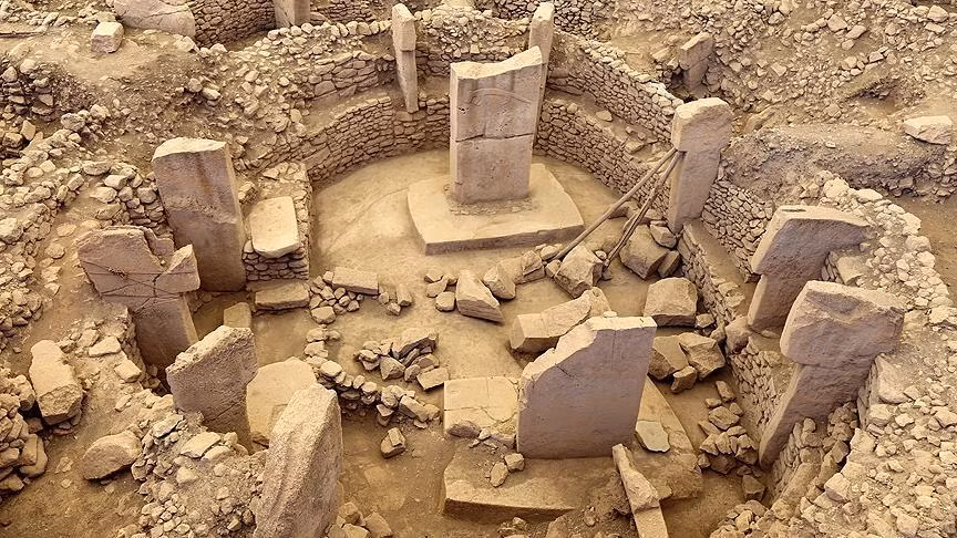 Theo đó, Göbekli Tepe có trước bãi đá cổ Stonehenge khoảng 6.000 năm và đại kim tự tháp Giza khoảng 7.000 năm. Cho đến nay, giới khoa học vẫn chưa thể giải mã được nền văn minh nào đã tạo nên Göbekli Tepe cũng như nguyên nhân khiến họ biến mất khỏi lịch sử.