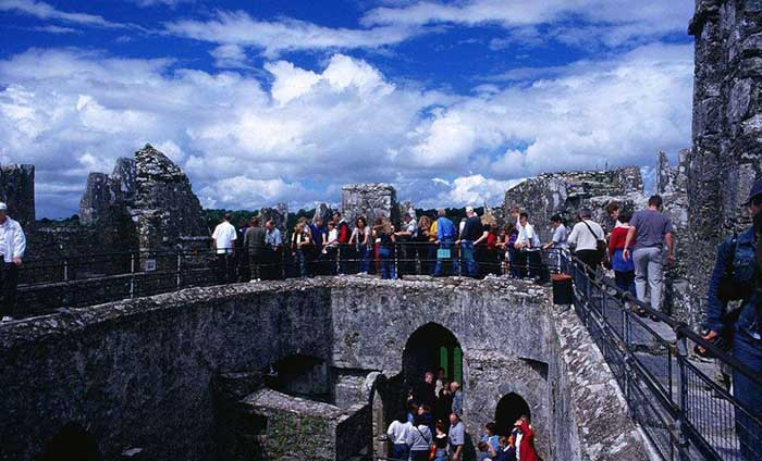 Tuy nhiên, để có thể hôn lên hòn đá "linh thiêng", du khách sẽ phải đối mặt với thử thách lớn bởi nó nằm ở vị trí khá "hiểm hóc".