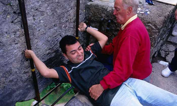 Thông thường, một người hôn lên hòn đá "linh thiêng" được một người khác giữ lấy để đảm bảo an toàn, tránh xảy ra sự cố đáng tiếc.