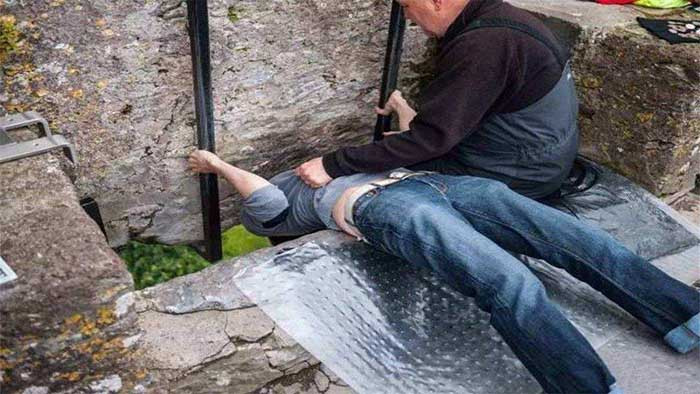 Về sau, để đảm bảo an toàn cho du khách, quản lý lâu đài tiến hành lắp thêm sắt vào lan can và song sắt bảo vệ.