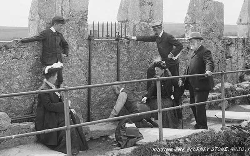 Vào thời xưa, du khách muốn hôn lên hòn đá phải trèo lên đỉnh của lâu đài rồi treo ngược người lên qua một sợi dây thẳng đứng để tiếp cận hòn đá.