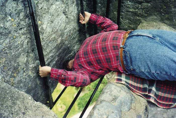 Không biết truyền thuyết này có đúng sự thật hay không nhưng có rất nhiều người đến lâu đài Blarney để tận mắt nhìn thấy hòn đá "linh thiêng" và hôn lên đó để gặp được những điều tốt đẹp.