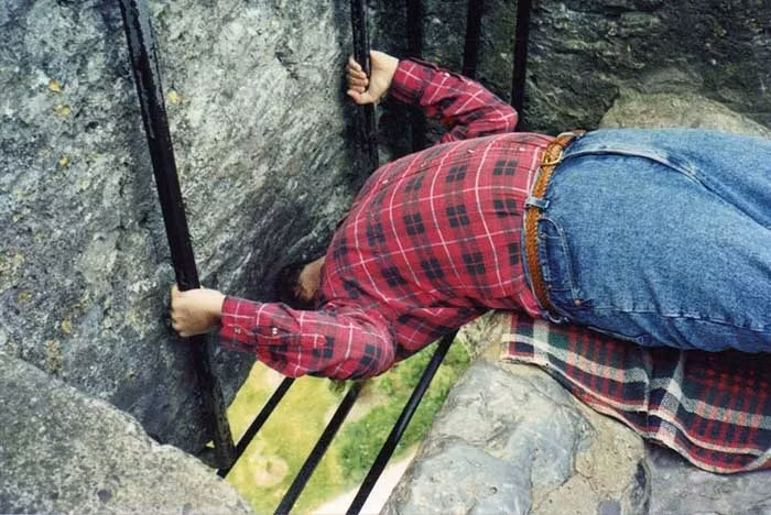 Không biết truyền thuyết này có đúng sự thật hay không nhưng có rất nhiều người đến lâu đài Blarney để tận mắt nhìn thấy hòn đá "linh thiêng" và hôn lên đó để gặp được những điều tốt đẹp.