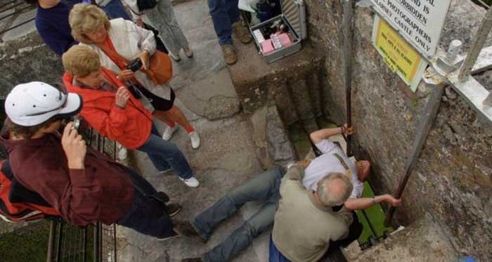 Kể từ cuối thế kỷ 18, người dân địa phương lưu truyền truyền thuyết về việc bất kỳ ai hôn hòn đá đều sẽ trở nên giỏi ăn nói, thông minh và tài giỏi hơn.