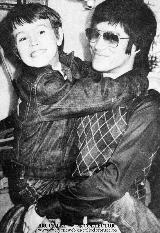 Trước khi qua đời, người ăn xin đưa thi thể người nhà tới trước cửa nhà họ Lý và buông lời nguyền rủa. Người ăn xin này đã nguyền rủa 4 người nổi tiếng nhất của nhà họ Lý sẽ phải đền mạng cho 4 người nhà của ông.