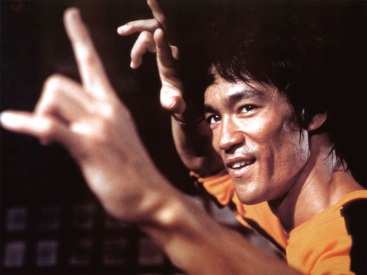 Một quan điểm khác suy đoán Lý Tiểu Long tử vong là do bị cao thủ điểm huyệt hay do luyện công quá độ.