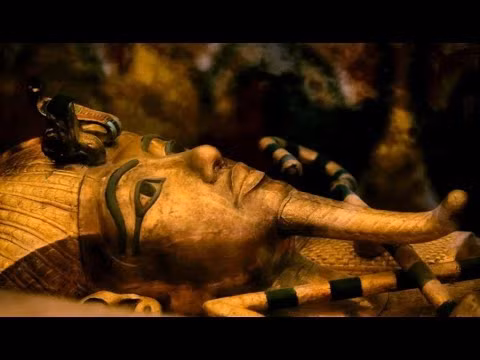 Ngoài ra, để ngăn chặn, răn đe những kẻ trộm mộ, người xưa còn khắc những lời nguyền nguy hiểm trên lối vào khu mộ hay mặt ngoài của quan tài.