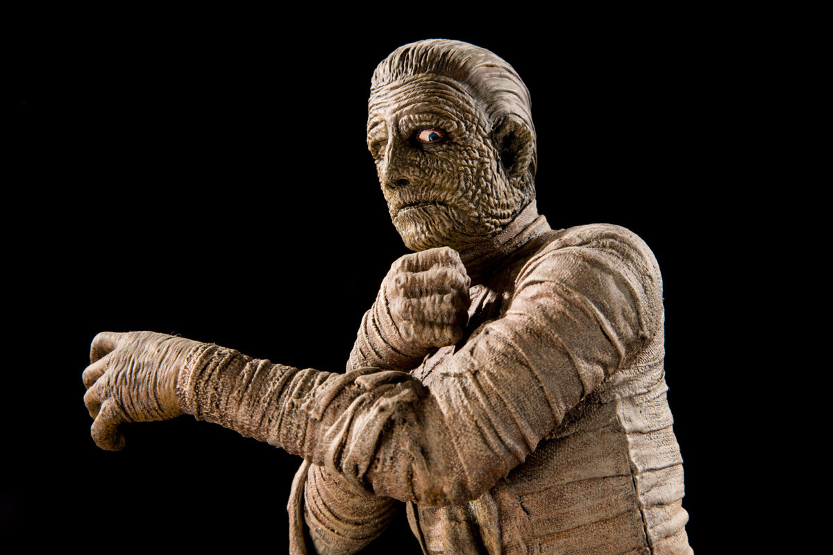 Nội dung của những lời nguyền thường nói về việc người chết sẽ trả thù những kẻ dám phá hoại giấc ngủ ngàn thu của họ. Những kẻ trộm mộ sẽ phải đối mặt với những điều xui xẻo khi đột nhập vào ngôi mộ, thường là cái chết đầy bi kịch và khó lý giải.