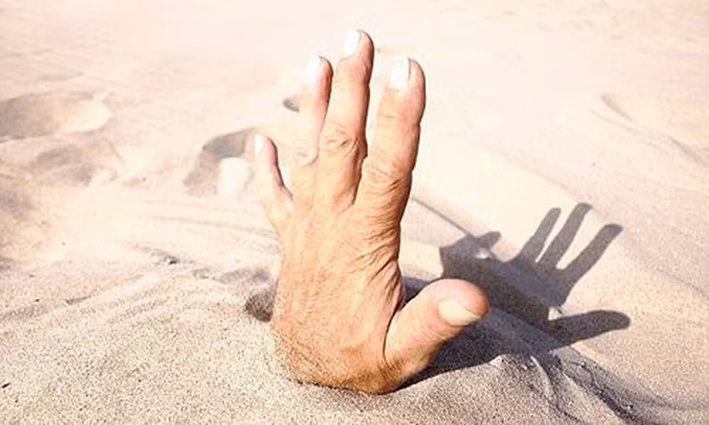 Người xưa cũng tạo ra bẫy cát vô cùng nguy hiểm khiến mộ tặc khiếp sợ. Nếu không may sa chân vào bẫy cát thì kẻ trộm mộ sẽ rơi xuống hố sâu, không thể trèo lên và bị chôn sống.