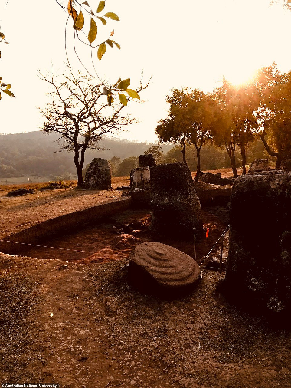 Tuy nhiên, một truyền thuyết địa phương kể rằng, số hiện vật có kích thước "khủng" trên là những chiếc cốc được người khổng lồ dùng để uống rượu.