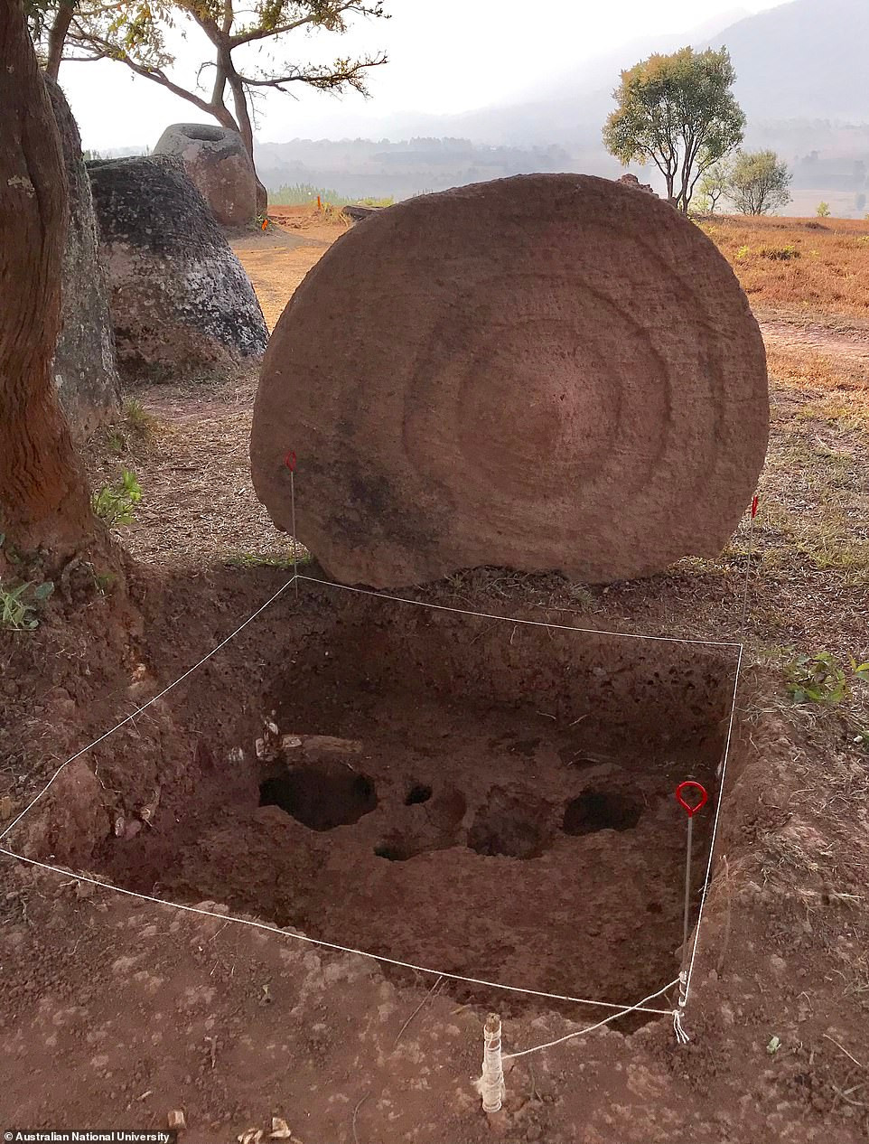Một giả thuyết cho rằng, hơn 100 "chum đá của người chết" được phát hiện tại khu rừng hẻo lãnh của Lào được tạo ra với mục đích mai táng thi thể người chết.
