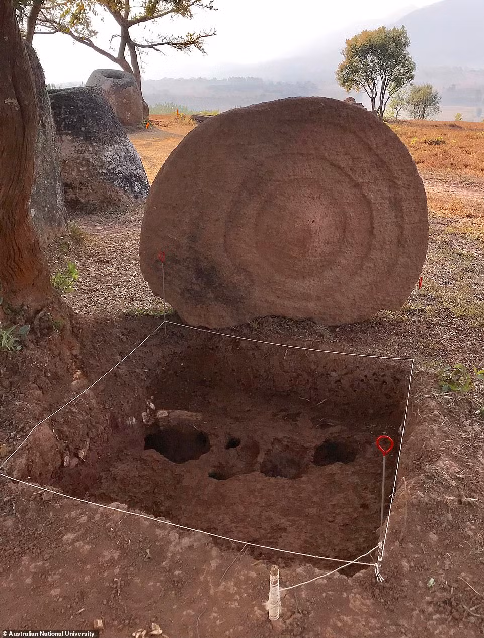 Một giả thuyết cho rằng, hơn 100 "chum đá của người chết" được phát hiện tại khu rừng hẻo lãnh của Lào được tạo ra với mục đích mai táng thi thể người chết.