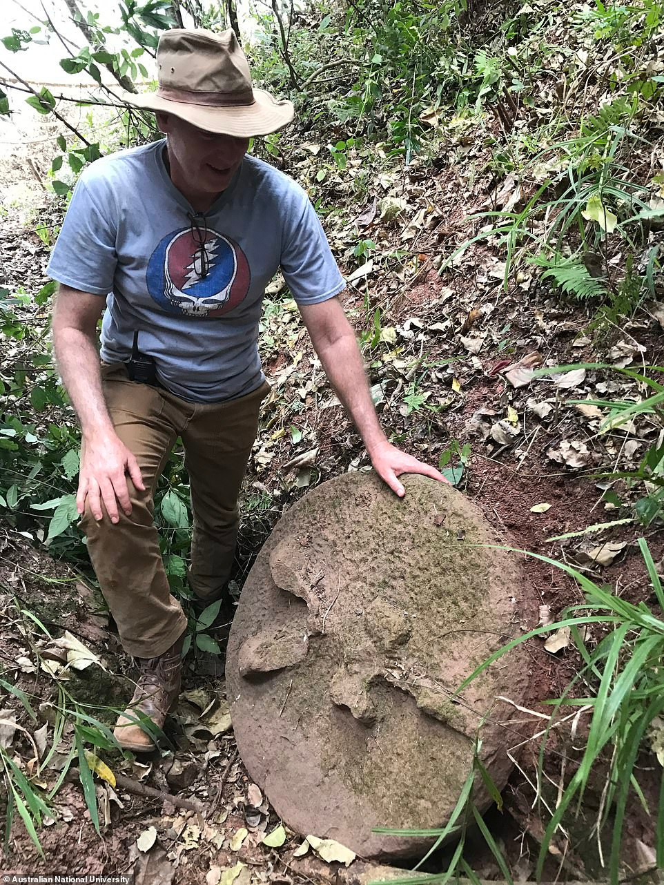 Một ý kiến khác suy đoán có thể những "chum đá của người chết" được người xưa dùng để hứng nước mưa.