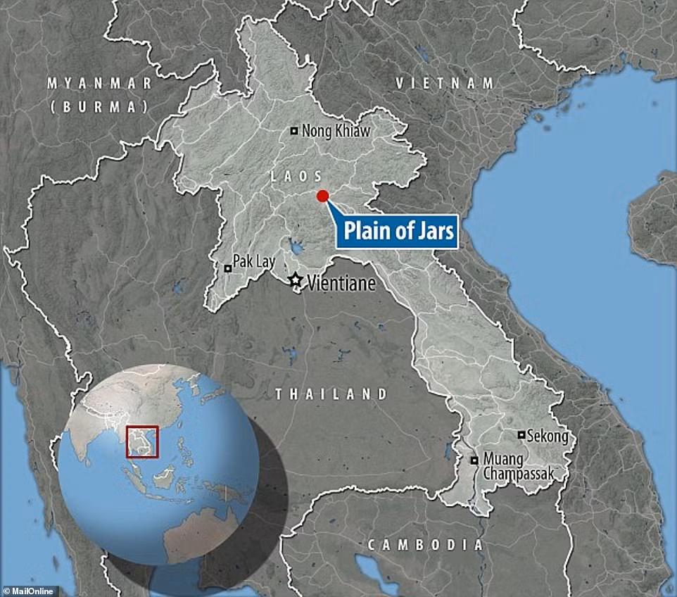 Thêm nữa, những chum đá nặng vài tấn được đẽo ở mỏ đó và vận chuyển qua hàng kilomet tới địa điểm hiện nay. Tại sao những vùng núi hẻo lánh được chọn làm điểm đến cuối cùng cho chum đá vẫn là bí ẩn lớn.