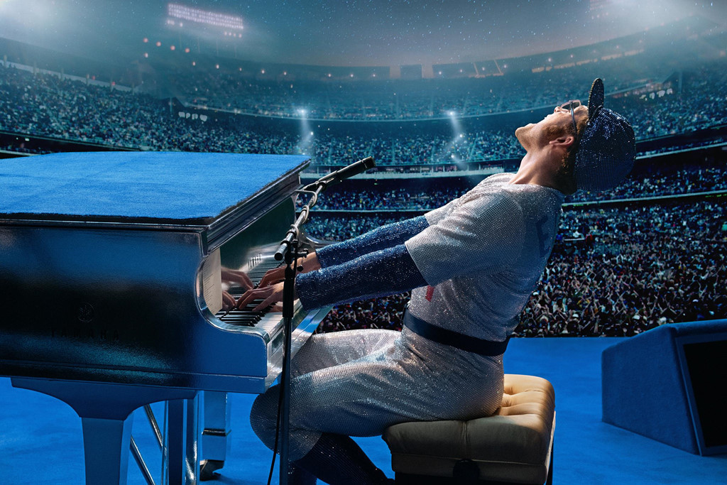 Rocketman: Sau cơn sốt Bohemian Rhapsody (2018) kể về Freddie Mercury, khán giả sớm được theo dõi một tác phẩm tiểu sử xoay quanh một nhân vật lừng danh nữa của làng âm nhạc thế giới. Trong Rocketman, Taron Egerton (Kingsman) vào vai danh ca đồng tính Elton John. Bộ phim tập trung khắc họa buổi đầu sự nghiệp của John, cũng như quãng thời gian đen tối của người nghệ sĩ khi ông thất bại trong tình yêu, rồi chìm đắm trong ma túy, rượu và đồ ngọt.