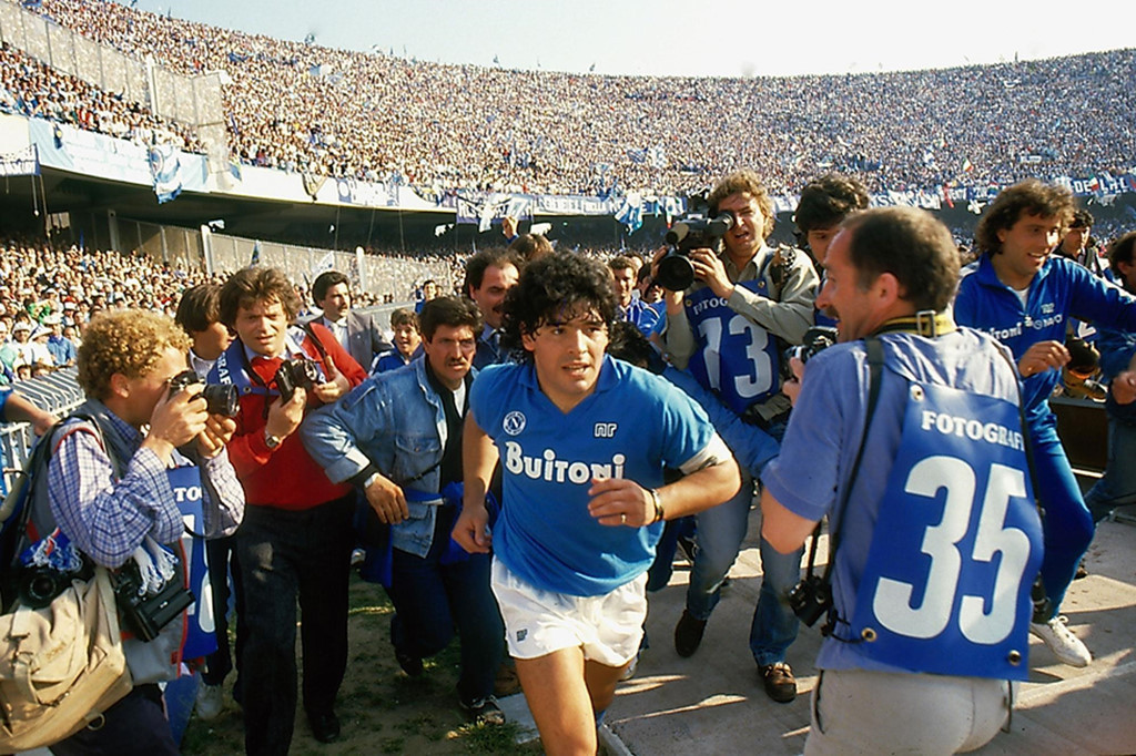Diego Maradona: Từng đem tới hai tác phẩm tài liệu gây nức lòng công chúng là Senna (2010) và Amy (2015), đạo diễn Asif Kapadia năm nay quyết định khai thác nhân vật gây tranh cãi bậc nhất trong làng túc cầu giáo: Diego Maradona. Khán giả sẽ có cơ hội chiêm nghiệm lại cuộc đời của “cậu bé vàng” người Argentina, cũng như có thêm nhiều góc nhìn, ý kiến mới mẻ về cuộc đời và sự nghiệp của Maradona.
