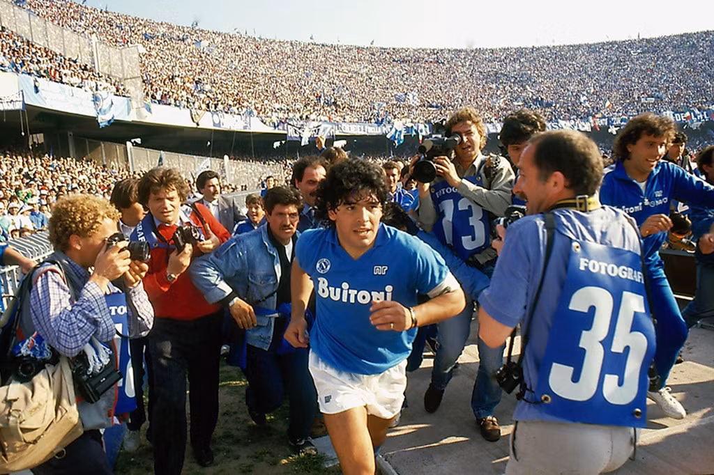 Diego Maradona: Từng đem tới hai tác phẩm tài liệu gây nức lòng công chúng là Senna (2010) và Amy (2015), đạo diễn Asif Kapadia năm nay quyết định khai thác nhân vật gây tranh cãi bậc nhất trong làng túc cầu giáo: Diego Maradona. Khán giả sẽ có cơ hội chiêm nghiệm lại cuộc đời của “cậu bé vàng” người Argentina, cũng như có thêm nhiều góc nhìn, ý kiến mới mẻ về cuộc đời và sự nghiệp của Maradona.