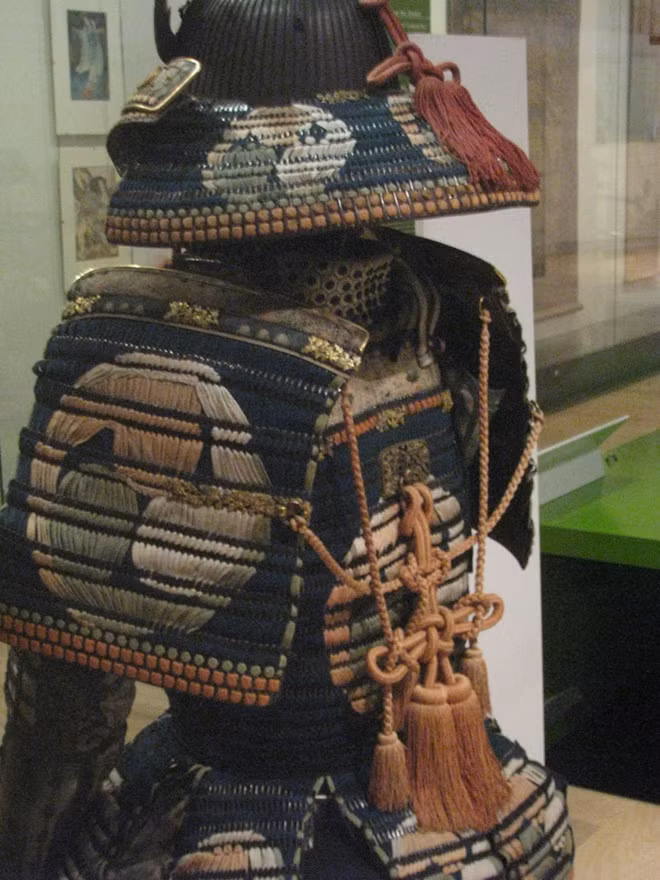 Áo giáp che gần như toàn thân samurai, bao gồm cả những bộ phận trên cơ thể như tay, xương chậu, bắp chân và bàn chân.