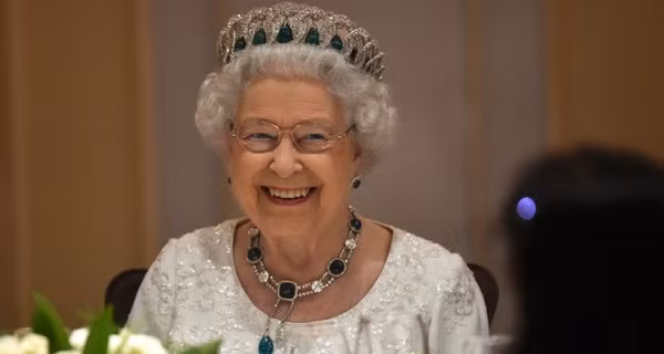 Điều này xuất phát từ việc trong Chiến tranh thế giới 1, vua George V của Anh đã quyết định giới hạn tước vị trong hoàng gia. Tước hiệu hoàng tử, công chúa thường mất hiệu lực sau 2 thế hệ, ngoại trừ chắt nội của Vua hoặc Nữ hoàng.