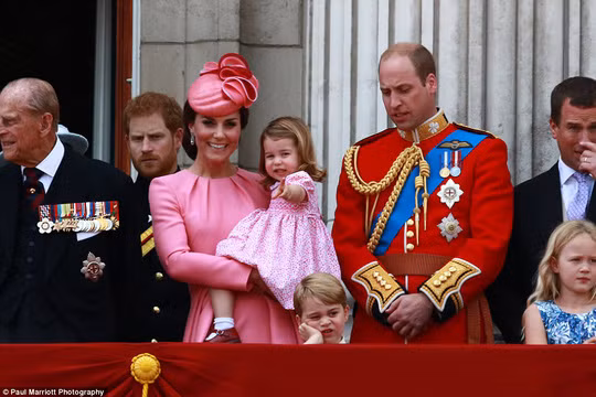 Tuy nhiên, trước khi hoàng tử William kết hôn cách đây 7 năm, Nữ hoàng Elizabeth II ra sắc lệnh tất cả con cái của vợ chồng hoàng tử William đều được phong tước vị hoàng gia để đảm bảo lợi ích cho những em bé này.